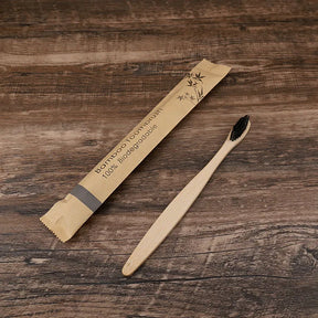 Kit com 50 escovas de dente biodegradáveis em bambu, com cerdas macias e embaladas individualmente. Ideal para uso familiar, social ou revenda.