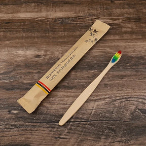 Kit com 50 escovas de dente biodegradáveis em bambu, com cerdas macias e embaladas individualmente. Ideal para uso familiar, social ou revenda.
