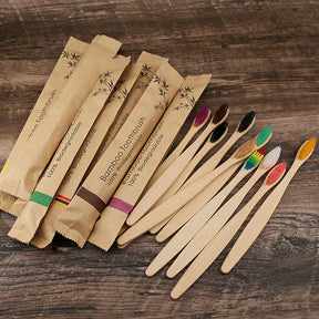 Kit com 50 escovas de dente biodegradáveis em bambu, com cerdas macias e embaladas individualmente. Ideal para uso familiar, social ou revenda.