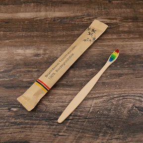 Kit com 50 escovas de dente biodegradáveis em bambu, com cerdas macias e embaladas individualmente. Ideal para uso familiar, social ou revenda.