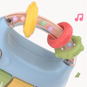 Mamadeira interativa para bebê com música e chocalho.