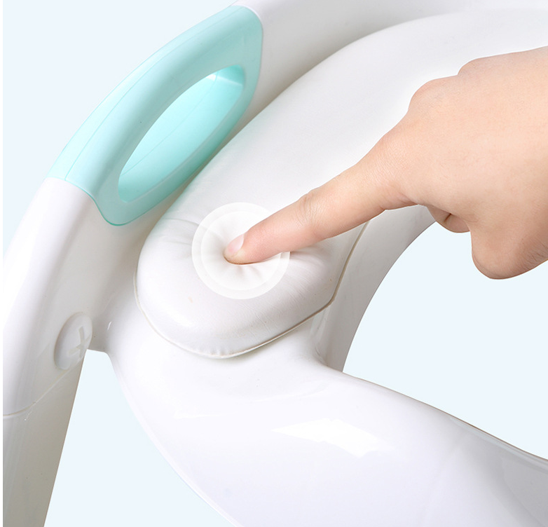 Assento sanitário infantil seguro, confortável e fácil de usar.