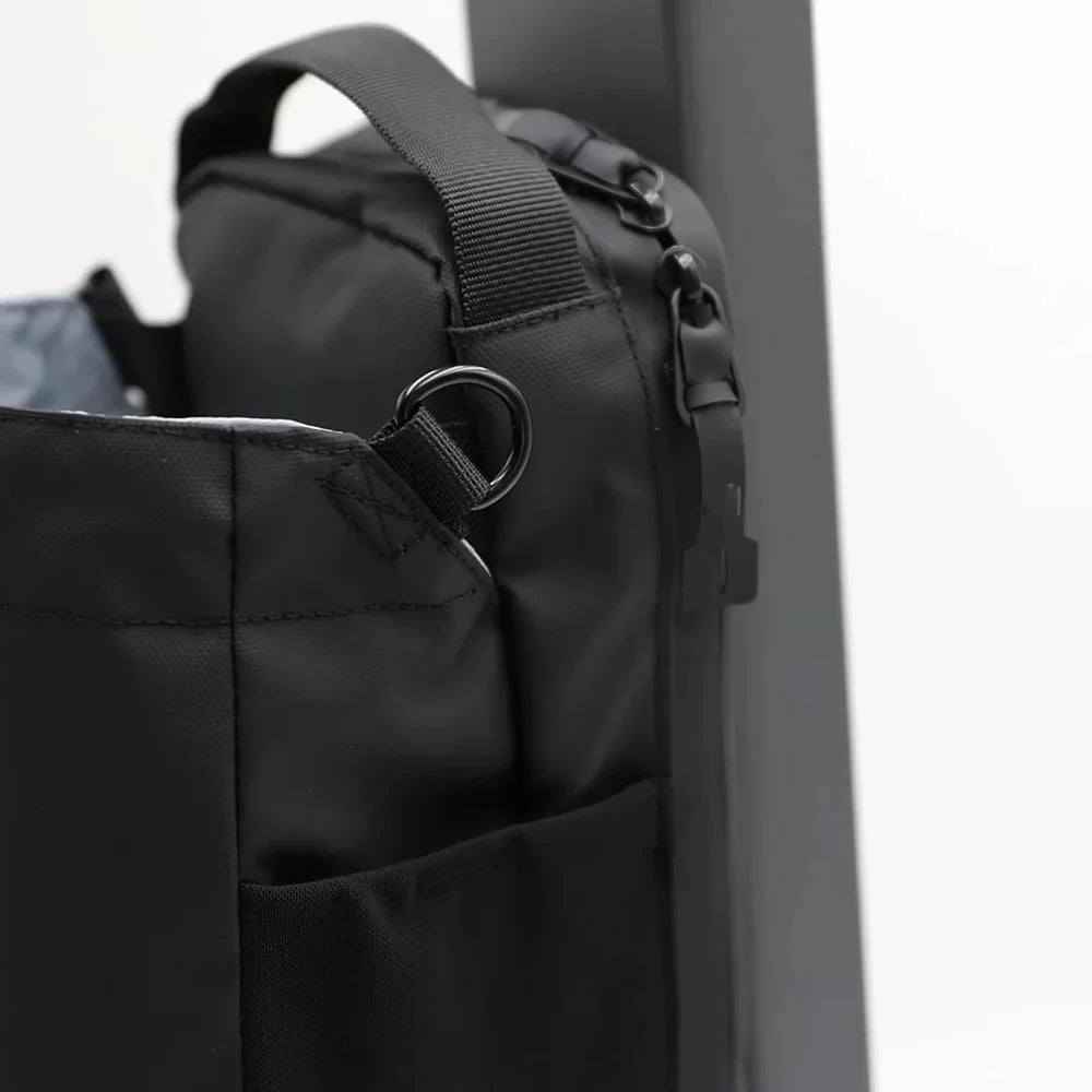 Bolsa de academia com fechamento magnético, compartimento térmico e design moderno. Ideal para uso diário com praticidade e estilo.