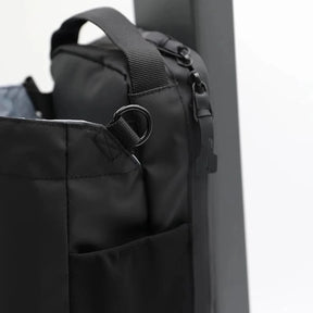Bolsa de academia com fechamento magnético, compartimento térmico e design moderno. Ideal para uso diário com praticidade e estilo.