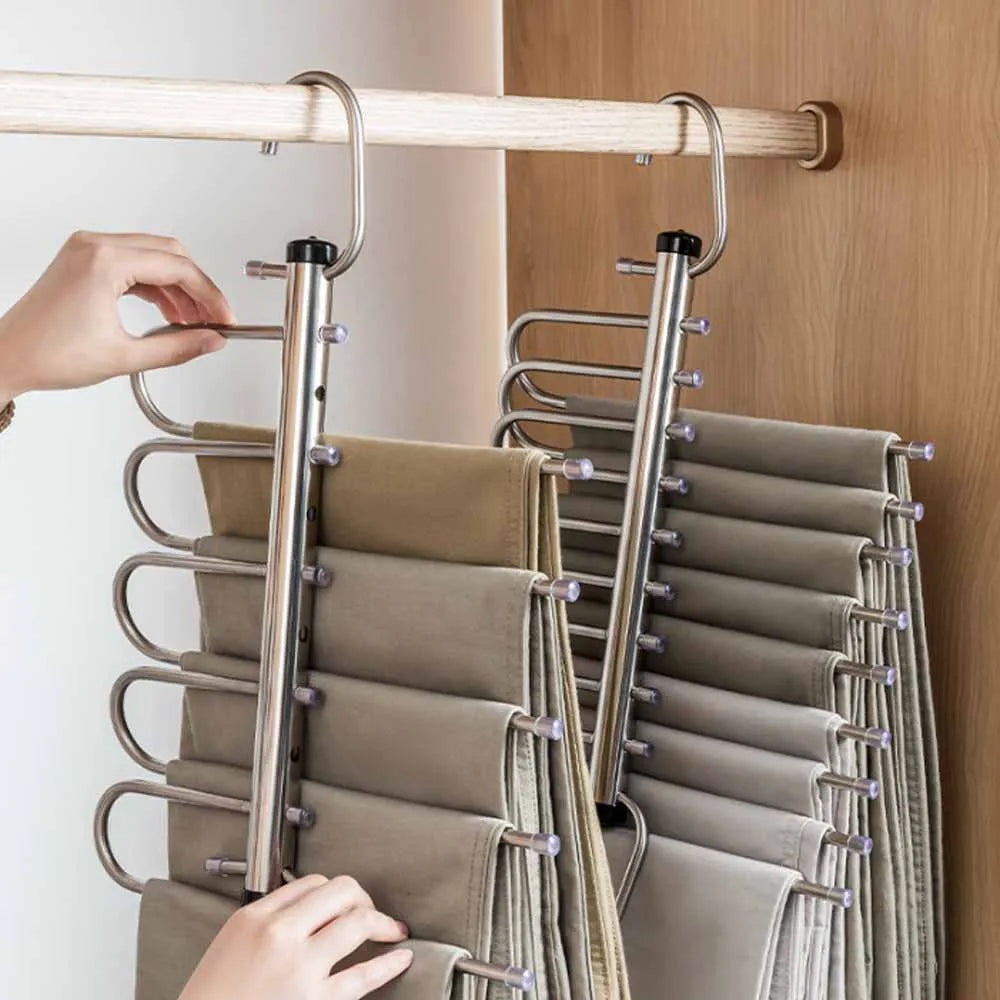 Cabide resistente e prático para organização de roupas.