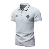 Camisa polo masculina com lapela elegante, bordado frontal premium e gola com botões. Confortável, estilosa e disponível do PP ao XGG.