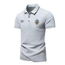 Camisa polo masculina com lapela elegante, bordado frontal premium e gola com botões. Confortável, estilosa e disponível do PP ao XGG.