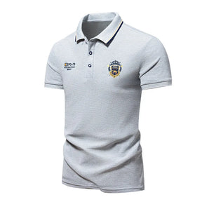 Camisa polo masculina com lapela elegante, bordado frontal premium e gola com botões. Confortável, estilosa e disponível do PP ao XGG.