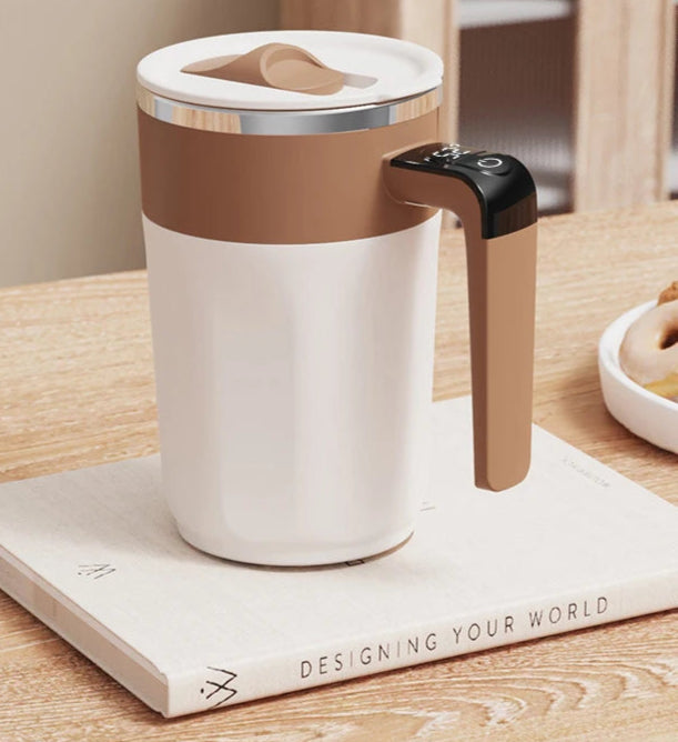 Caneca inteligente com base de aquecimento magnético e carregamento por indução. Mantém bebidas quentes e carrega celular. Design moderno e funcional.