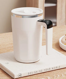 Caneca inteligente com base de aquecimento magnético e carregamento por indução. Mantém bebidas quentes e carrega celular. Design moderno e funcional.