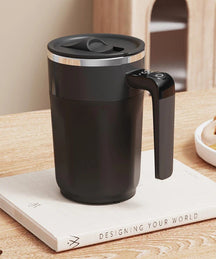 Caneca inteligente com base de aquecimento magnético e carregamento por indução. Mantém bebidas quentes e carrega celular. Design moderno e funcional.