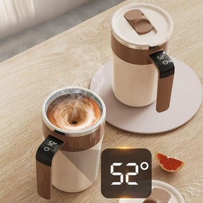 Caneca inteligente com base de aquecimento magnético e carregamento por indução. Mantém bebidas quentes e carrega celular. Design moderno e funcional.