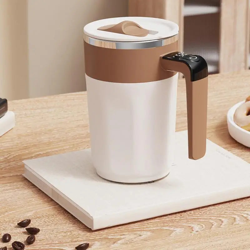 Caneca inteligente com base de aquecimento magnético e carregamento por indução. Mantém bebidas quentes e carrega celular. Design moderno e funcional.
