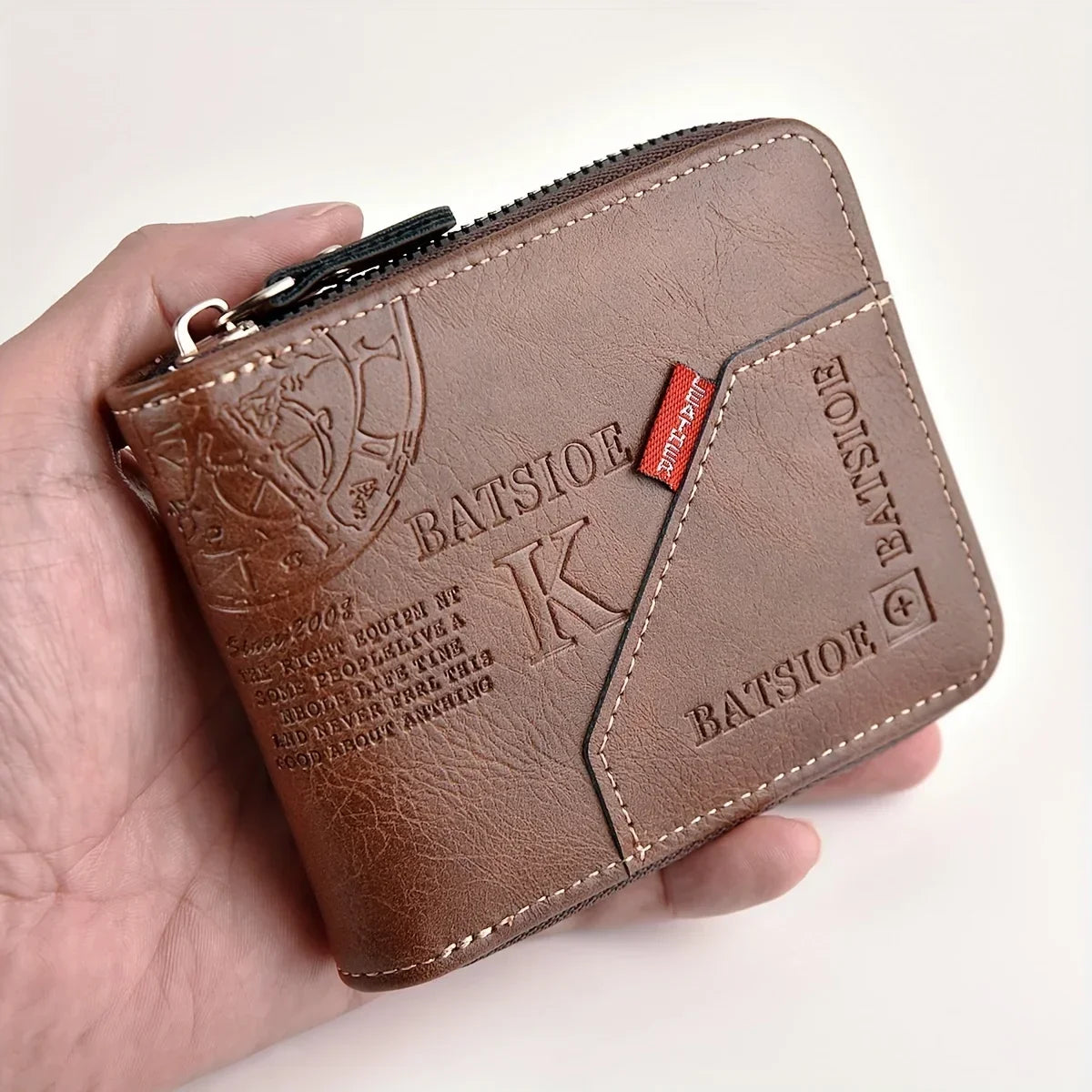 Carteira masculina de couro sintético com porta-moedas e divisórias.
