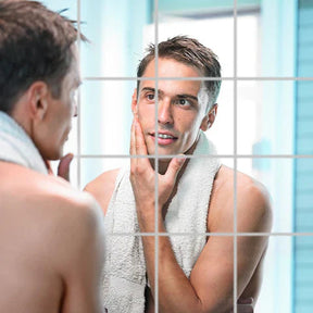 Espelho adesivo decorativo fácil de aplicar e versátil para decoração.