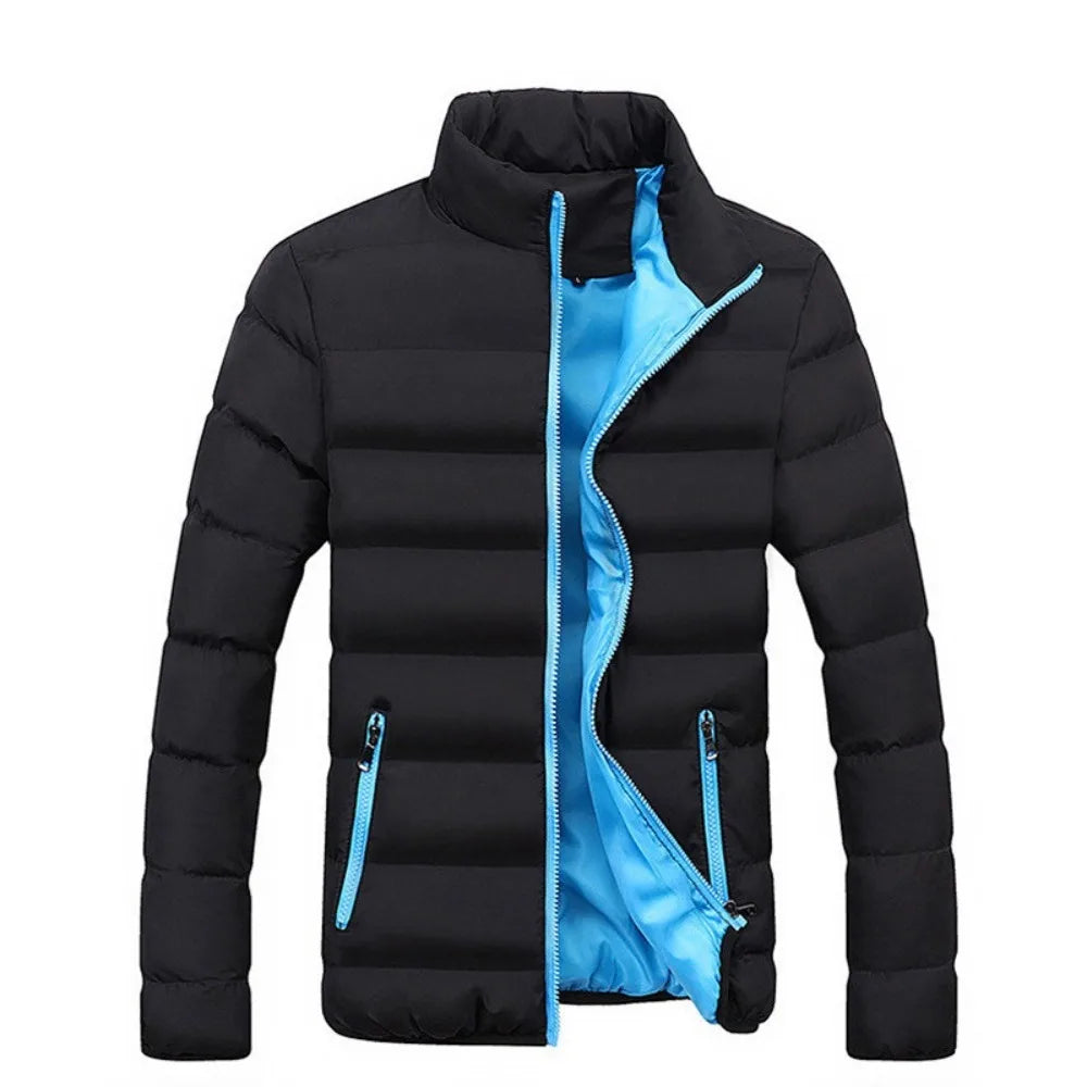 Jaqueta Premium Masculina com capuz, bolsos e zíper reforçado. Leve e resistente, ideal para frio leve, looks urbanos e uso diário.