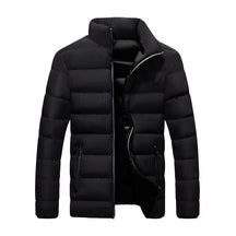 Jaqueta Premium Masculina com capuz, bolsos e zíper reforçado. Leve e resistente, ideal para frio leve, looks urbanos e uso diário.