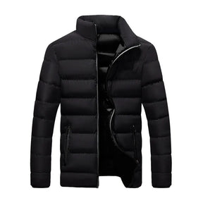 Jaqueta Premium Masculina com capuz, bolsos e zíper reforçado. Leve e resistente, ideal para frio leve, looks urbanos e uso diário.
