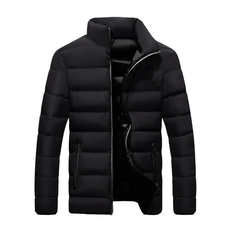 Jaqueta Premium Masculina com capuz, bolsos e zíper reforçado. Leve e resistente, ideal para frio leve, looks urbanos e uso diário.