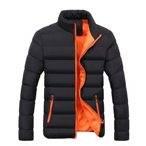 Jaqueta Premium Masculina com capuz, bolsos e zíper reforçado. Leve e resistente, ideal para frio leve, looks urbanos e uso diário.