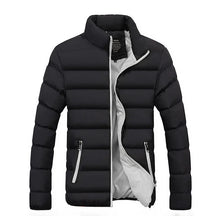 Jaqueta Premium Masculina com capuz, bolsos e zíper reforçado. Leve e resistente, ideal para frio leve, looks urbanos e uso diário.
