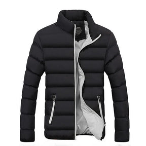 Jaqueta Premium Masculina com capuz, bolsos e zíper reforçado. Leve e resistente, ideal para frio leve, looks urbanos e uso diário.