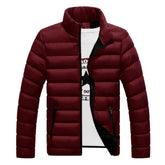 Jaqueta Premium Masculina com capuz, bolsos e zíper reforçado. Leve e resistente, ideal para frio leve, looks urbanos e uso diário.
