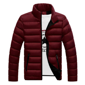 Jaqueta Premium Masculina com capuz, bolsos e zíper reforçado. Leve e resistente, ideal para frio leve, looks urbanos e uso diário.