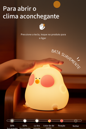 Luminária LED Galinha em silicone branco, luz quente, toque interativo, perfeita para quartos infantis, segura e divertida.