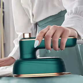 Mini ferro de passar portátil, leve e prático para viagens.