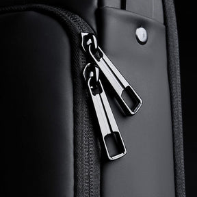 Mochila antifurto com trava por senha, porta USB para carregamento e compartimentos acolchoados para notebook, ideal para trabalho ou viagens