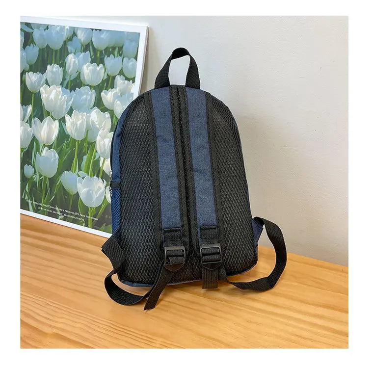 Mochila infantil do Homem-Aranha em design 3D estilizado, vermelha e preta, com alças acolchoadas, rodinhas e bolsos resistentes para escola e brincadeiras