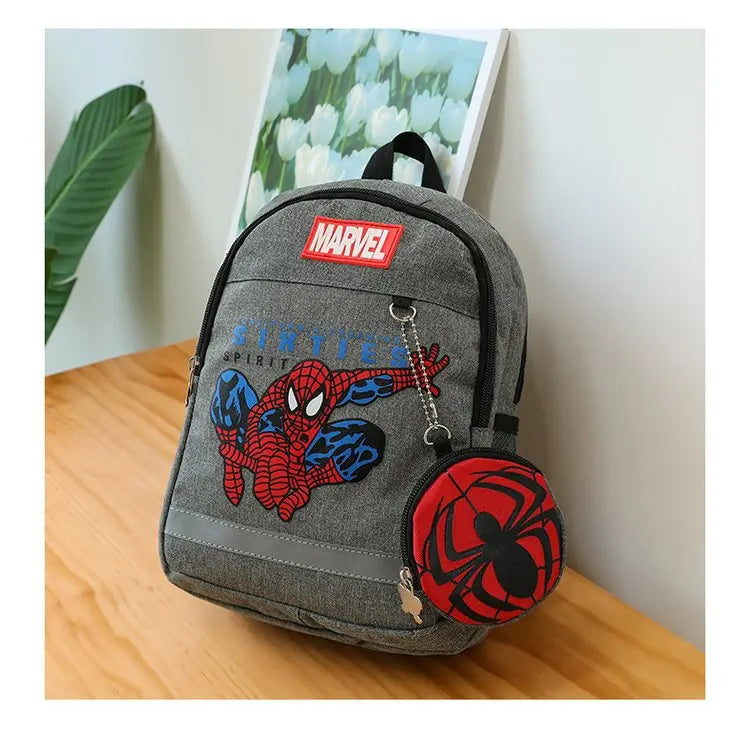 Mochila infantil do Homem-Aranha em design 3D estilizado, vermelha e preta, com alças acolchoadas, rodinhas e bolsos resistentes para escola e brincadeiras
