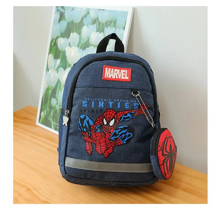 Mochila infantil do Homem-Aranha em design 3D estilizado, vermelha e preta, com alças acolchoadas, rodinhas e bolsos resistentes para escola e brincadeiras