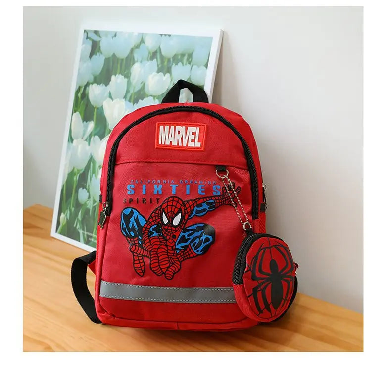 Mochila infantil do Homem-Aranha em design 3D estilizado, vermelha e preta, com alças acolchoadas, rodinhas e bolsos resistentes para escola e brincadeiras