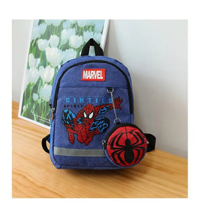 Mochila infantil do Homem-Aranha em design 3D estilizado, vermelha e preta, com alças acolchoadas, rodinhas e bolsos resistentes para escola e brincadeiras