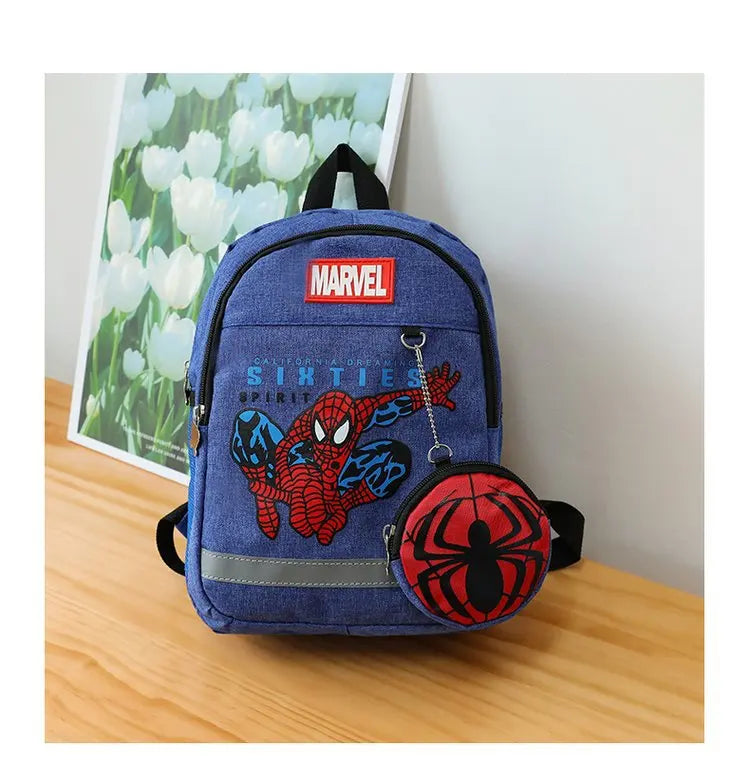 Mochila infantil do Homem-Aranha em design 3D estilizado, vermelha e preta, com alças acolchoadas, rodinhas e bolsos resistentes para escola e brincadeiras