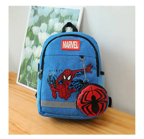 Mochila infantil do Homem-Aranha em design 3D estilizado, vermelha e preta, com alças acolchoadas, rodinhas e bolsos resistentes para escola e brincadeiras