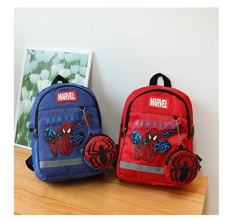 Mochila infantil do Homem-Aranha em design 3D estilizado, vermelha e preta, com alças acolchoadas, rodinhas e bolsos resistentes para escola e brincadeiras