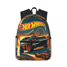 Mochila Hot Wheels infantil com estampa de carrinhos de corrida, material poliéster resistente, alças acolchoadas, bolsos laterais e design estilizado, perfeita para escola.