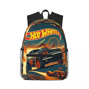 Mochila Hot Wheels infantil com estampa de carrinhos de corrida, material poliéster resistente, alças acolchoadas, bolsos laterais e design estilizado, perfeita para escola.