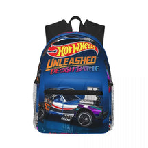 Mochila Hot Wheels infantil com estampa de carrinhos de corrida, material poliéster resistente, alças acolchoadas, bolsos laterais e design estilizado, perfeita para escola.