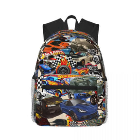 Mochila Hot Wheels infantil com estampa de carrinhos de corrida, material poliéster resistente, alças acolchoadas, bolsos laterais e design estilizado, perfeita para escola.