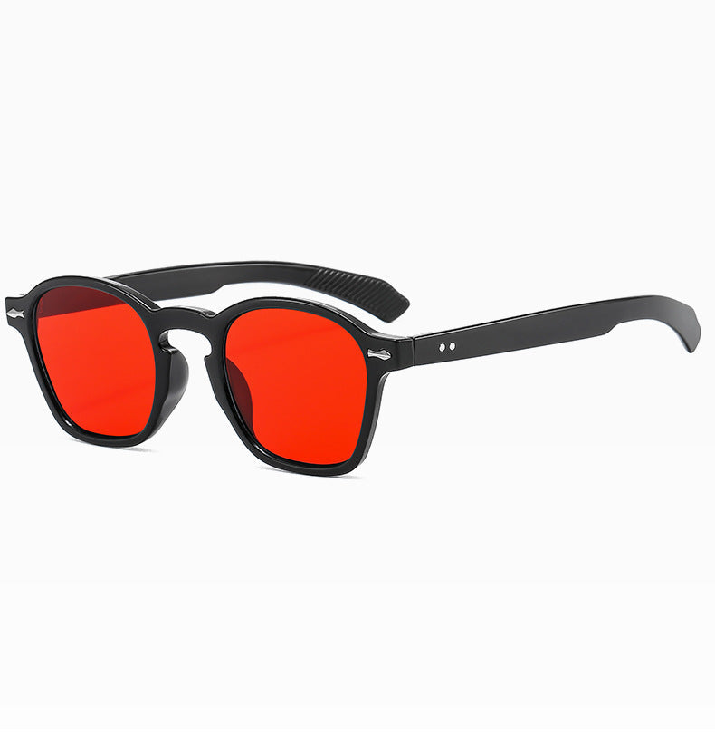 Óculos de sol moderno com proteção UV e design estiloso.