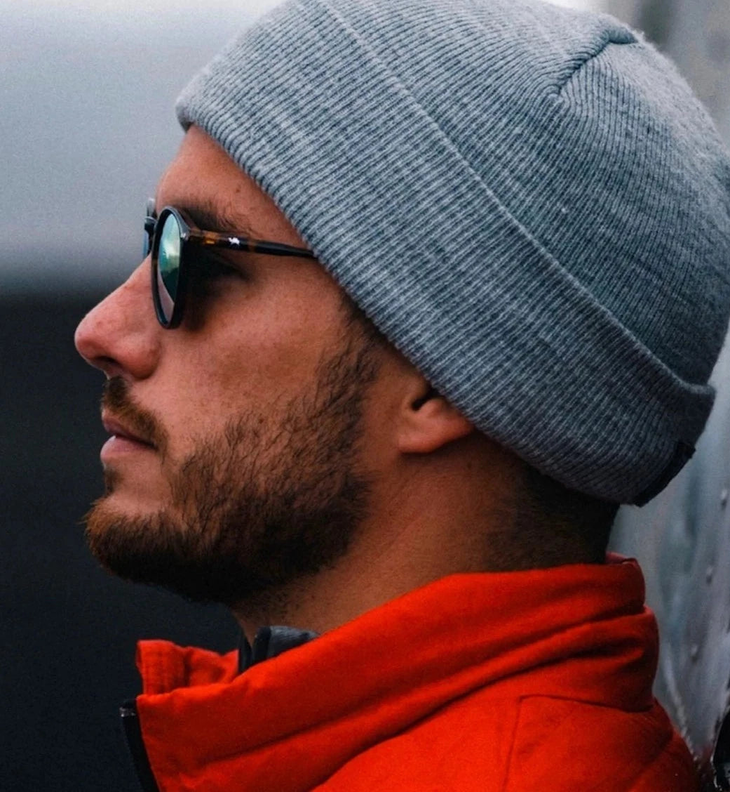 Óculos de sol moderno com proteção UV e design estiloso.