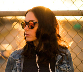 Óculos de sol moderno com proteção UV e design estiloso.