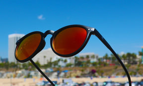 Óculos de sol moderno com proteção UV e design estiloso.