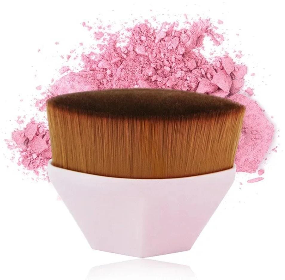 Pincel de maquiagem com cerdas macias para acabamento perfeito.