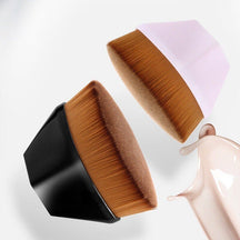 Pincel de maquiagem com cerdas macias para acabamento perfeito.