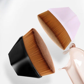 Pincel de maquiagem com cerdas macias para acabamento perfeito.